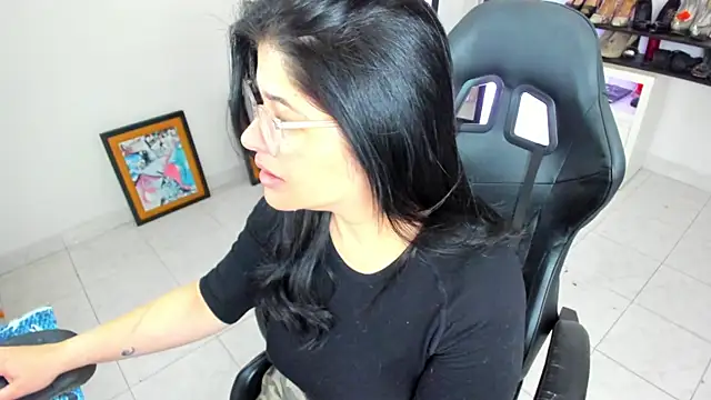 BellaFlaming online show from April 11, 11:25 am