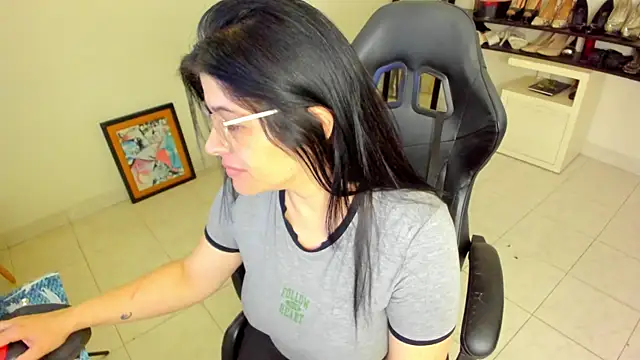 BellaFlaming online show from April 17, 10:40 am