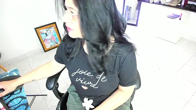 BellaFlaming online show from April 18, 10:52 am