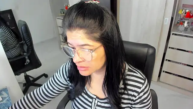 Snapshot of BellaFlaming chatting on June 5, 11:27 am BellaFlaming online show from June 5, 11:27 am