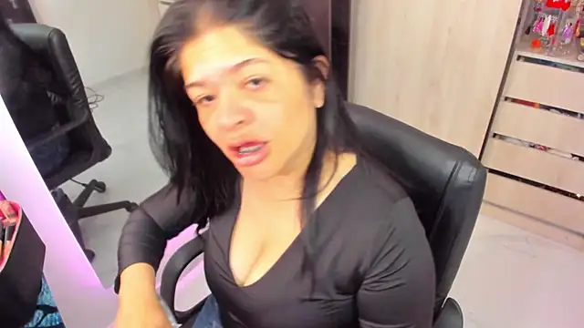 Snapshot of BellaFlaming chatting on July 2, 11:27 am BellaFlaming online show from July 2, 11:27 am