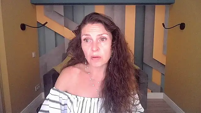 Snapshot of EllaLong chatting on July 7, 11:25 am EllaLong online show from July 7, 11:25 am