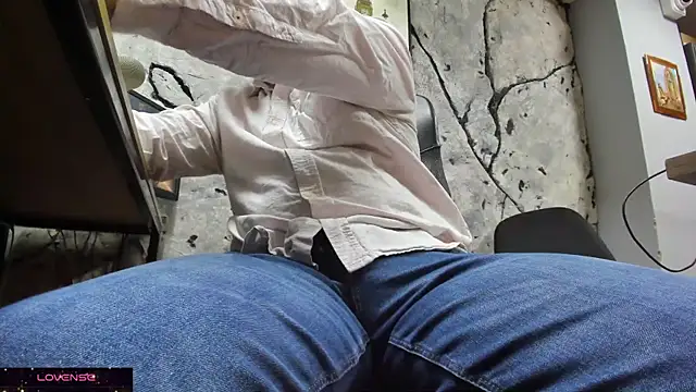 Snapshot of Maxi_TheBigDaddy chatting on December 18, 12:55 pm Maxi TheBigDaddy online show from December 18, 12:55 pm