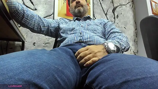 Snapshot of Maxi_TheBigDaddy chatting on January 10, 10:03 pm Maxi TheBigDaddy online show from January 10, 10:03 pm