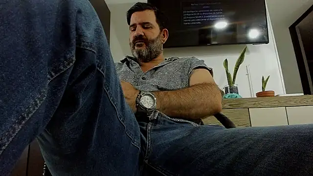 Snapshot of Maxi_TheBigDaddy chatting on March 18, 1:36 pm Maxi TheBigDaddy online show from March 18, 1:36 pm