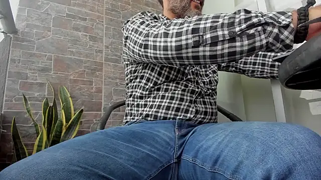 Snapshot of Maxi_TheBigDaddy chatting on March 19, 12:53 pm Maxi TheBigDaddy online show from March 19, 12:53 pm