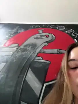 Snapshot of Sarah_millerr_ chatting on June 26, 8:13 pm Sarah millerr online show from June 26, 8:13 pm