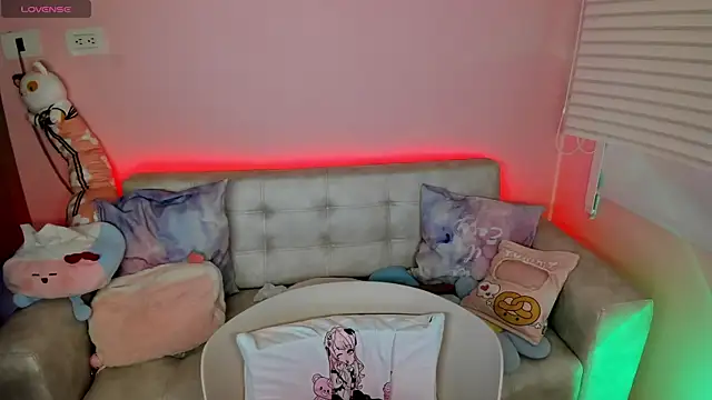 tinysara online show from June 20, 4:32 pm