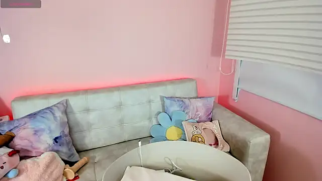 tinysara online show from June 26, 4:33 pm