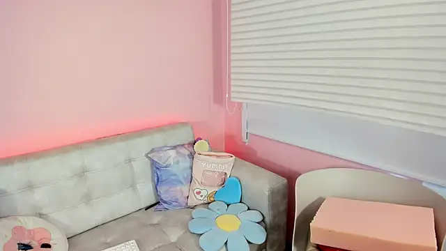 tinysara online show from July 13, 5:38 pm