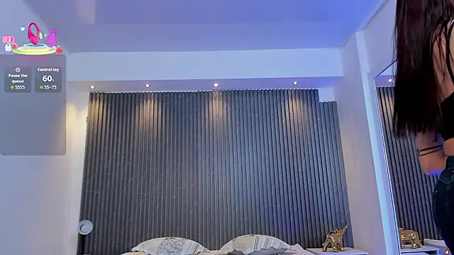 charlottewhitte online show from February 19, 12:45 pm