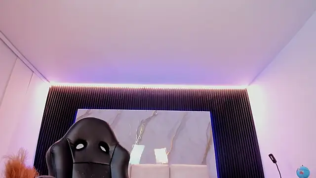 charlottewhitte online show from April 17, 11:57 am