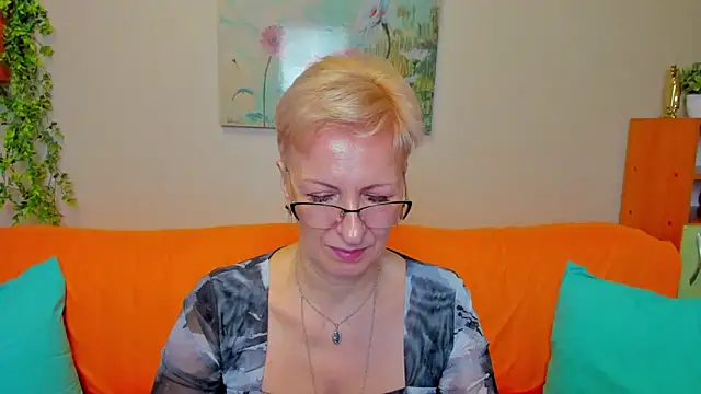 iamyourdream89 online show from April 1, 1:41 pm