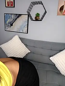 Amber Etan online show from February 22, 2:15 pm