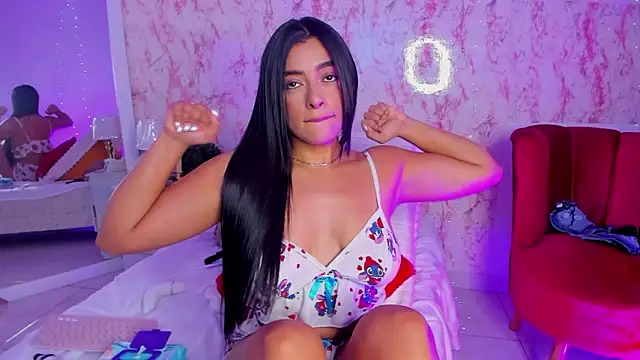 Snapshot of SophiieWilson_ chatting on February 24, 4:43 am SophiieWilson online show from February 24, 4:43 am