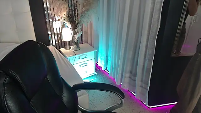 LiaVillalobos online show from April 4, 3:31 pm