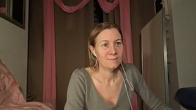 Snapshot of Lola_Belgium chatting on February 3, 7:13 am Lola Belgium online show from February 3, 7:13 am