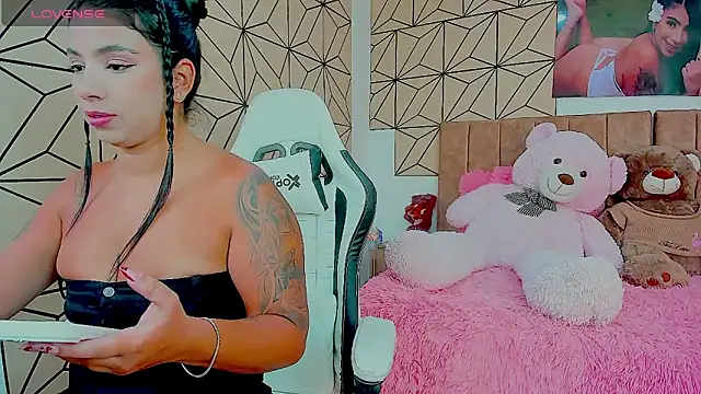 vane lopez  online show from April 14, 7:09 pm