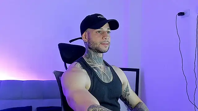 Snapshot of _jamesleandros1 chatting on June 14, 10:34 pm jamesleandros1 online show from June 14, 10:34 pm
