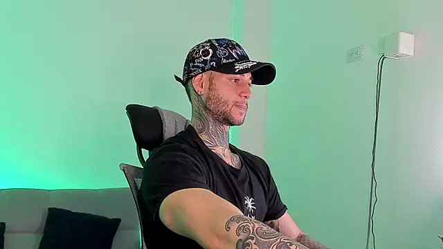 Snapshot of _jamesleandros1 chatting on June 28, 2:34 pm jamesleandros1 online show from June 28, 2:34 pm
