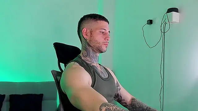 Snapshot of _jamesleandros1 chatting on July 5, 5:31 pm jamesleandros1 online show from July 5, 5:31 pm