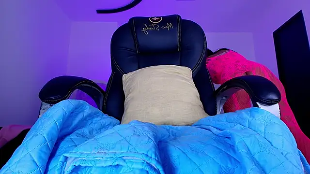 naomi kyse online show from April 17, 3:09 am