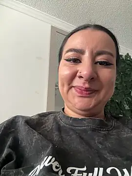 Abril Luv online show from December 15, 1:26 pm