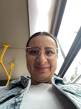 Abril Luv online show from April 2, 12:25 pm