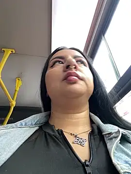 Abril Luv online show from April 10, 12:10 pm