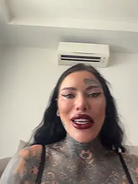 Snapshot of claudiacvc95 chatting on June 20, 7:00 am claudiacvc95 online show from June 20, 7:00 am