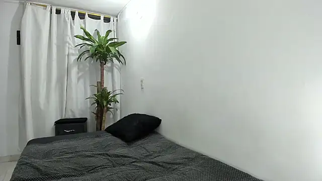 Snapshot of Lia-y-felipe chatting on February 26, 11:48 pm Lia-y-felipe online show from February 26, 11:48 pm