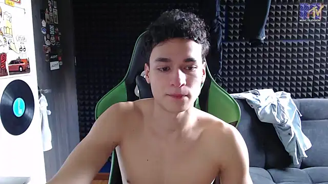 Snapshot of Curly_Angel24 chatting on December 15, 4:00 pm Curly Angel24 online show from December 15, 4:00 pm