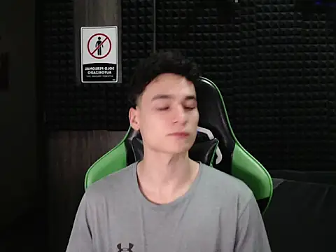 Snapshot of Curly_Angel24 chatting on December 20, 1:12 am Curly Angel24 online show from December 20, 1:12 am