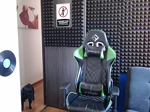 Snapshot of Curly_Angel24 chatting on December 20, 5:09 pm Curly Angel24 online show from December 20, 5:09 pm