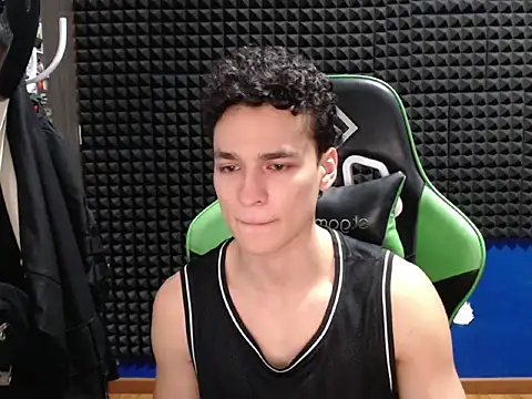 Snapshot of Curly_Angel24 chatting on February 12, 11:22 pm Curly Angel24 online show from February 12, 11:22 pm