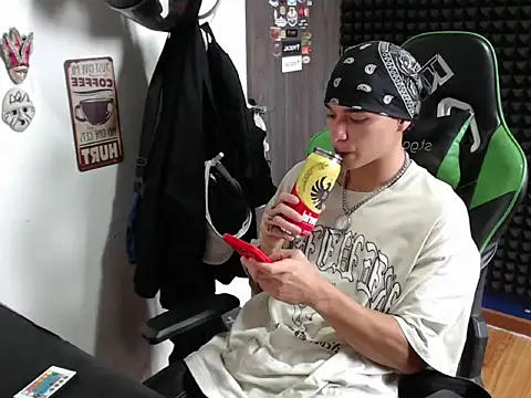 Snapshot of Curly_Angel24 chatting on April 6, 9:49 pm Curly Angel24 online show from April 6, 9:49 pm