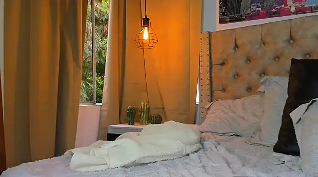 KeryHillson online show from March 4, 6:50 pm