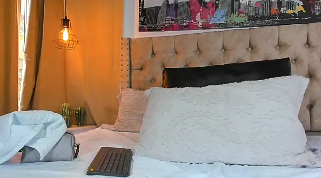 KeryHillson online show from March 6, 3:56 pm