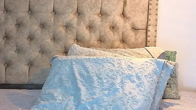 KeryHillson online show from October 18, 1:01 pm