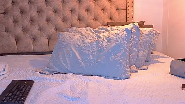 KeryHillson online show from December 14, 1:05 pm