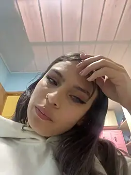 Tiffanysurez  online show from December 19, 7:10 pm