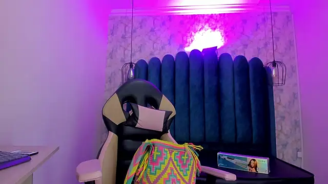 Snapshot of nalalye_cruzz_ chatting on January 11, 3:00 am nalalye cruzz online show from January 11, 3:00 am