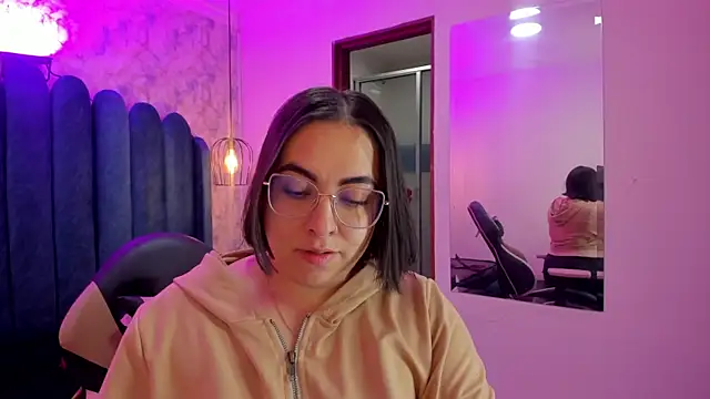 nalalye cruzz  online show from April 9, 2:22 am