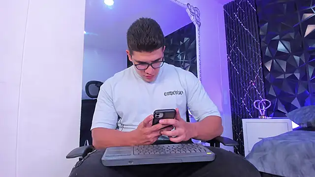 Snapshot of JeffDaltton chatting on December 13, 8:14 pm JeffDaltton online show from December 13, 8:14 pm