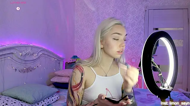 LillyMoure  online show from October 25, 11:21 pm