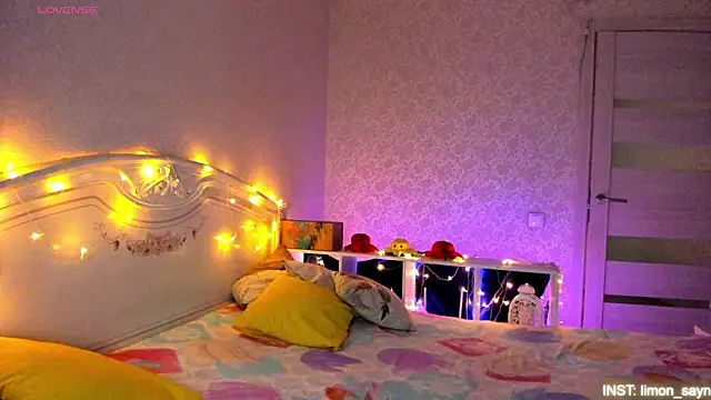 LillyMoure  online show from March 18, 11:19 pm