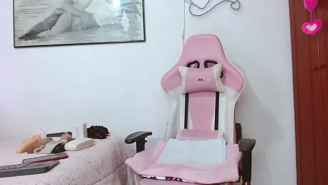 Amelie Rousell online show from October 6, 2:25 pm