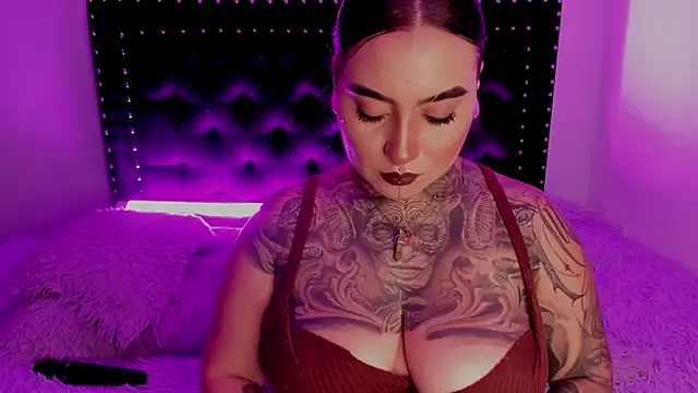 Snapshot of CloeeBeckam chatting on February 27, 4:20 am CloeeBeckam online show from February 27, 4:20 am