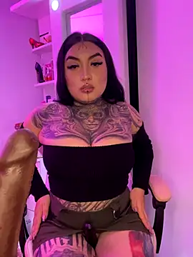 Snapshot of CloeeBeckam chatting on October 8, 6:11 am CloeeBeckam online show from October 8, 6:11 am