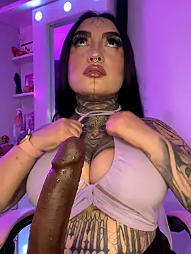 Snapshot of CloeeBeckam chatting on December 4, 4:33 am CloeeBeckam online show from December 4, 4:33 am